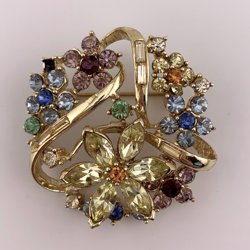 CORO HONORE PASTEL FLORAL BROOCH BY ADOLF KATZ Gold tone Multicolor VTG 1950s 2"